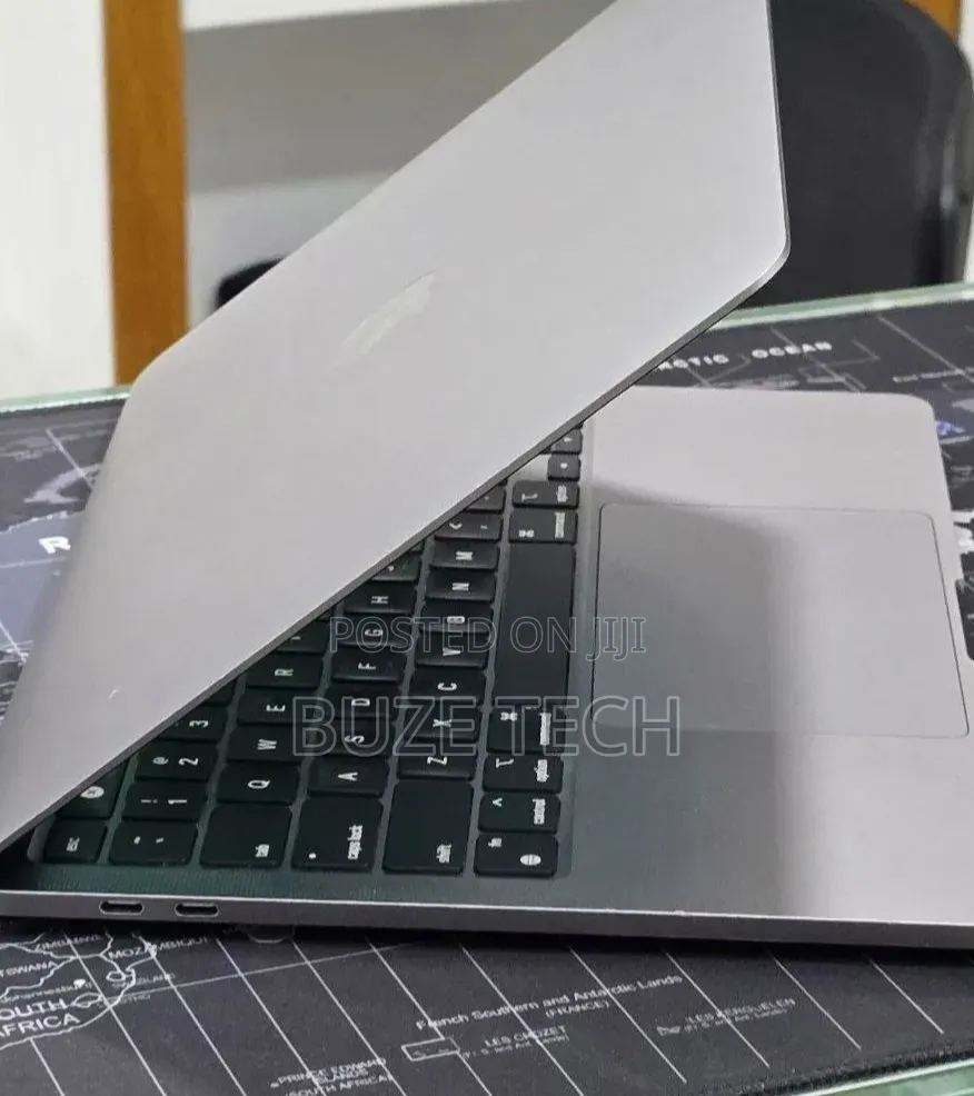 New Laptop Apple MacBook Pro 2022 M2 16GB Apple M2 SSD 256GB