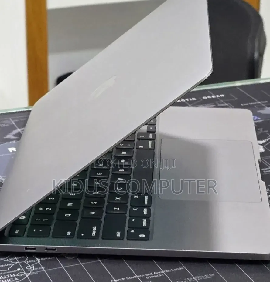 New Laptop Apple MacBook Pro 2022 M2 16GB Apple M2 SSD 256GB