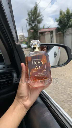 Kayali Deja VU White Flower