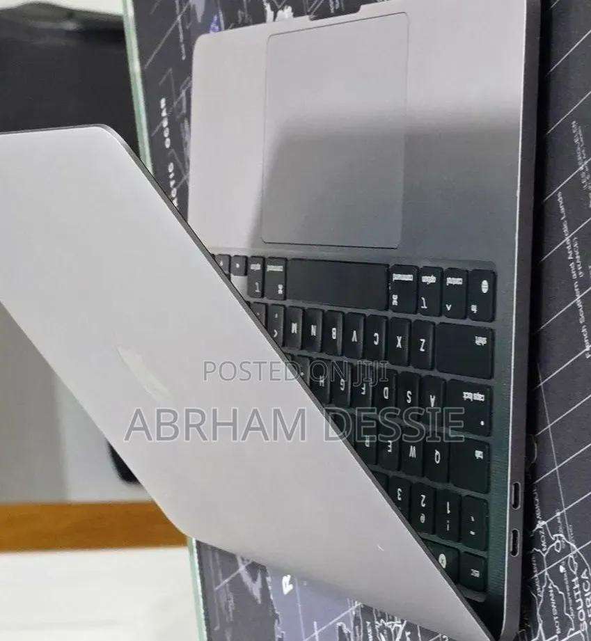 New Laptop Apple MacBook Pro 2022 M2 16GB Apple M2 SSD 256GB