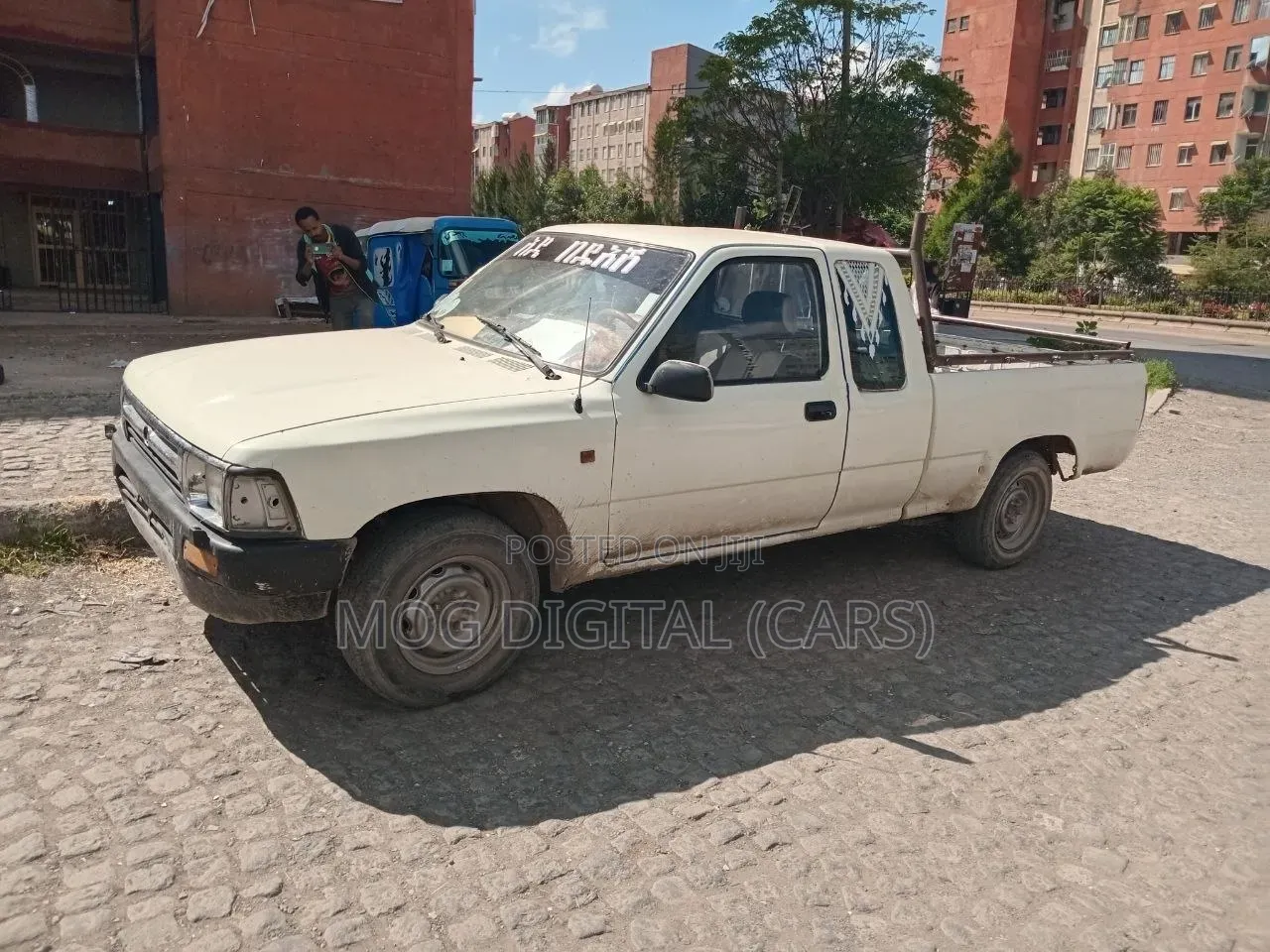 Toyota Hilux 1990 White