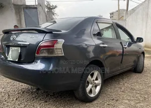 Toyota Belta 2007 Blue