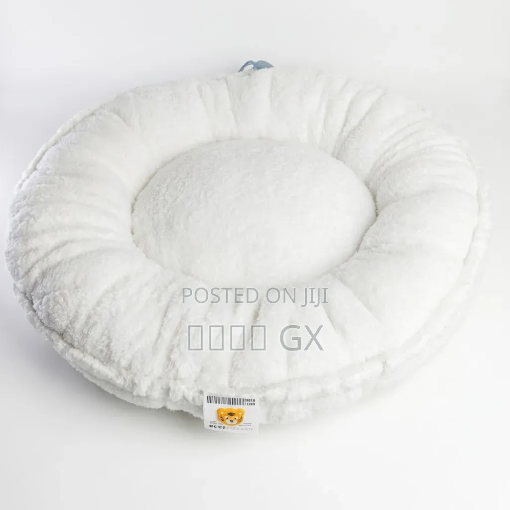 Comfortable White Hairy Goofy Cat Bed