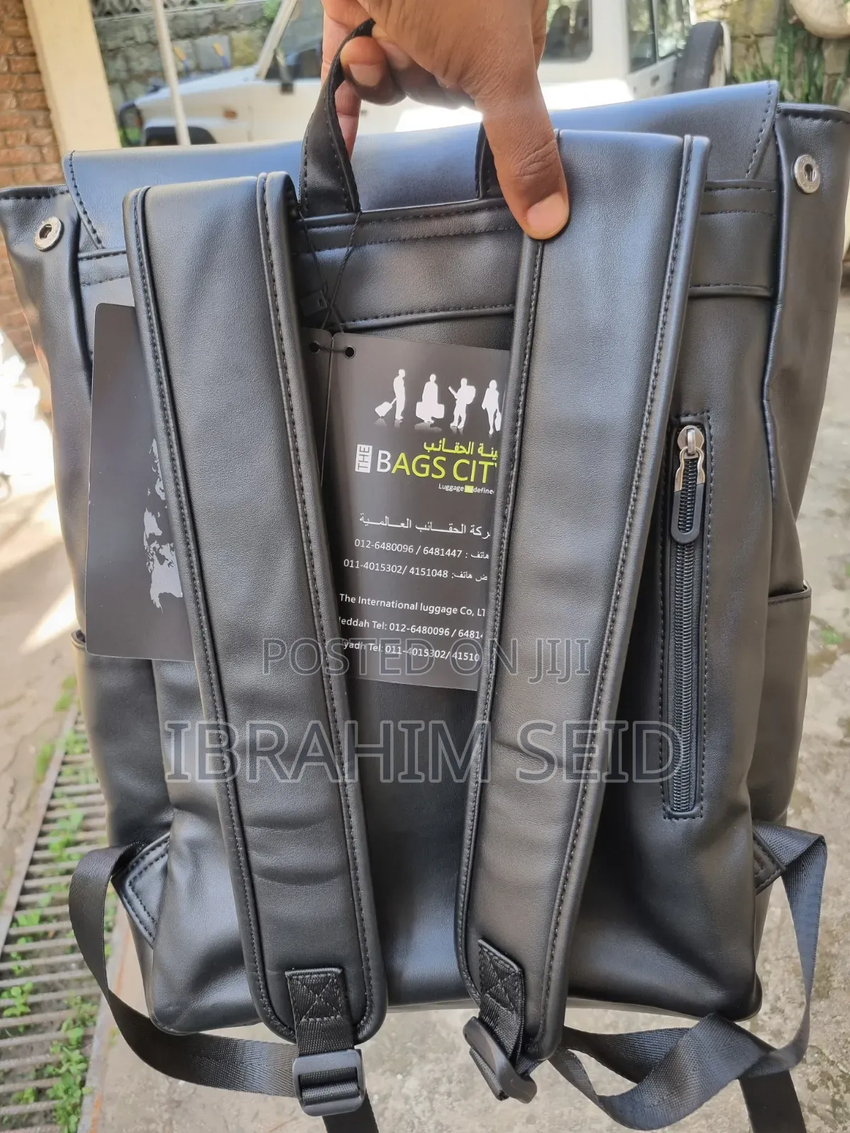 ጥቁር የቆዳ ቦርሳ (Backpack) ​
