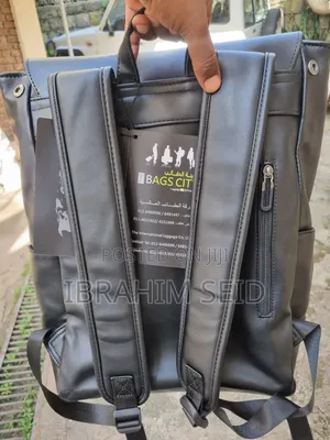 ጥቁር የቆዳ ቦርሳ (Backpack) ​