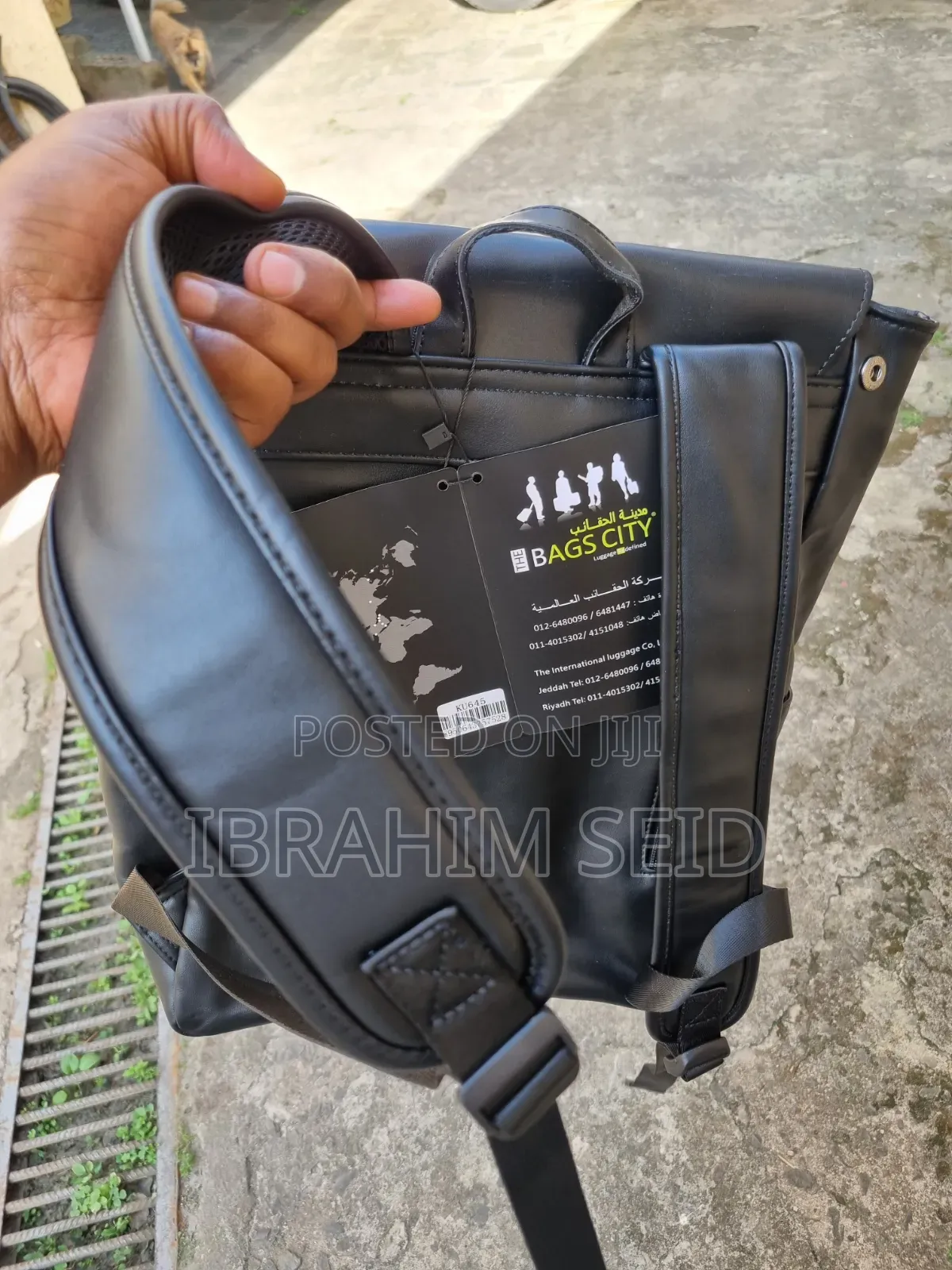 ጥቁር የቆዳ ቦርሳ (Backpack) ​