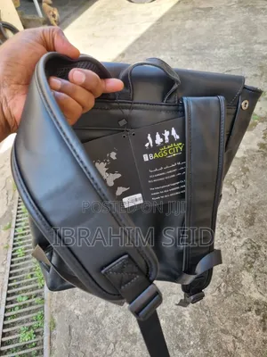 ጥቁር የቆዳ ቦርሳ (Backpack) ​