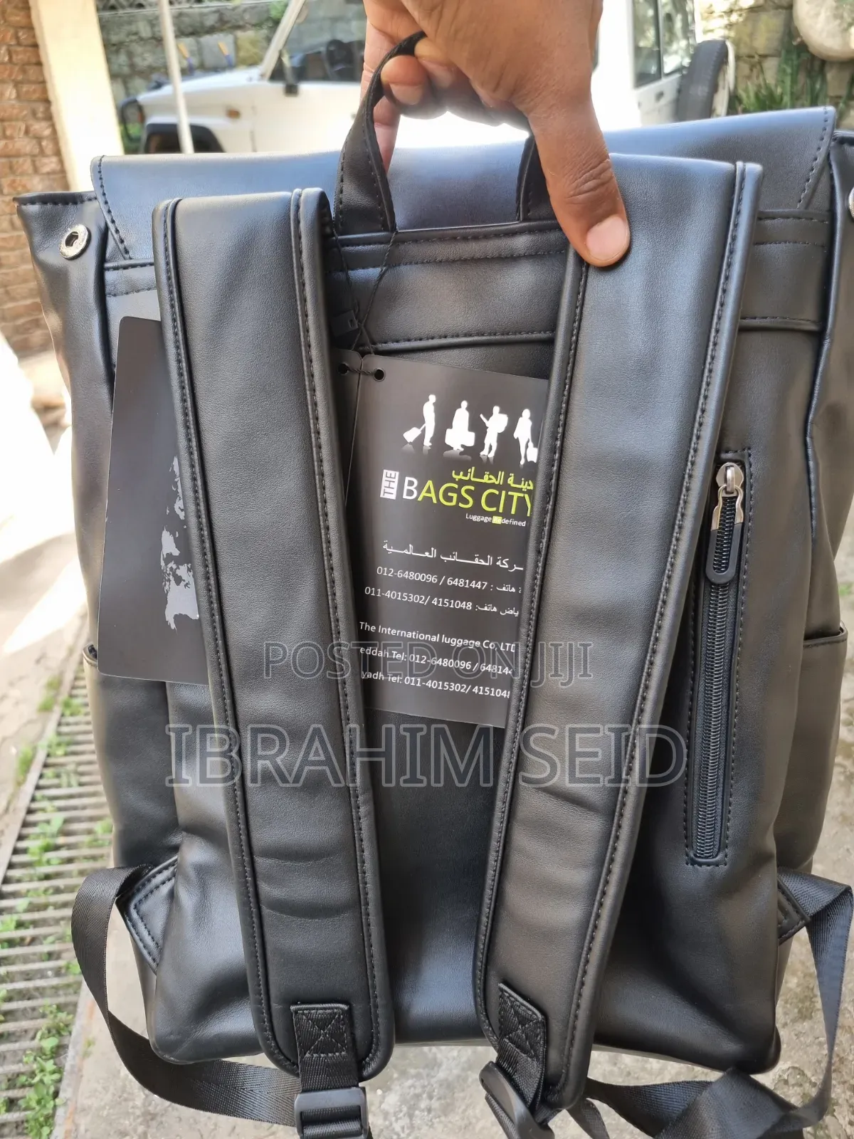 ጥቁር የቆዳ ቦርሳ (Backpack) ​