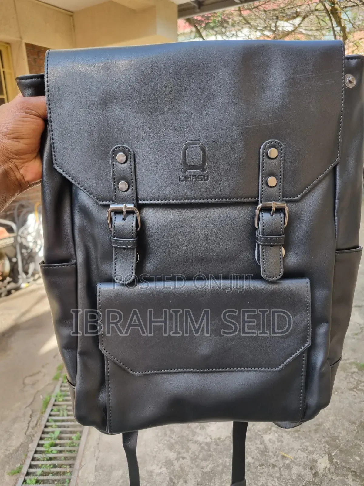 ጥቁር የቆዳ ቦርሳ (Backpack) ​
