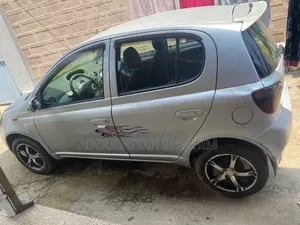 Toyota Vitz 2001 Silver