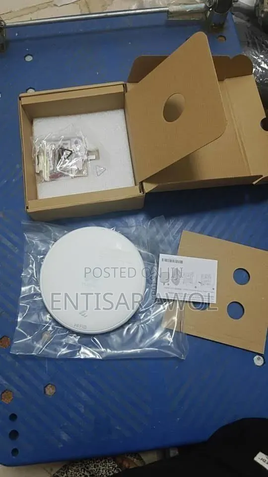 Huawei AirEngine5773-21
Indoor WiFi7 Access Point Smart Dual Band