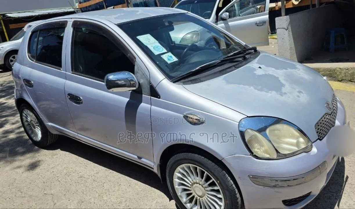 Toyota Vitz 2004 Silver