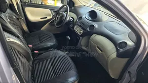 Toyota Vitz 2004 Silver