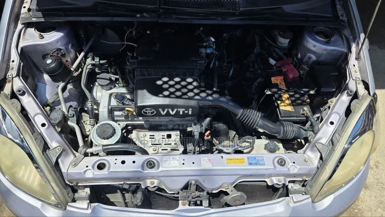 Toyota Vitz 2004 Silver