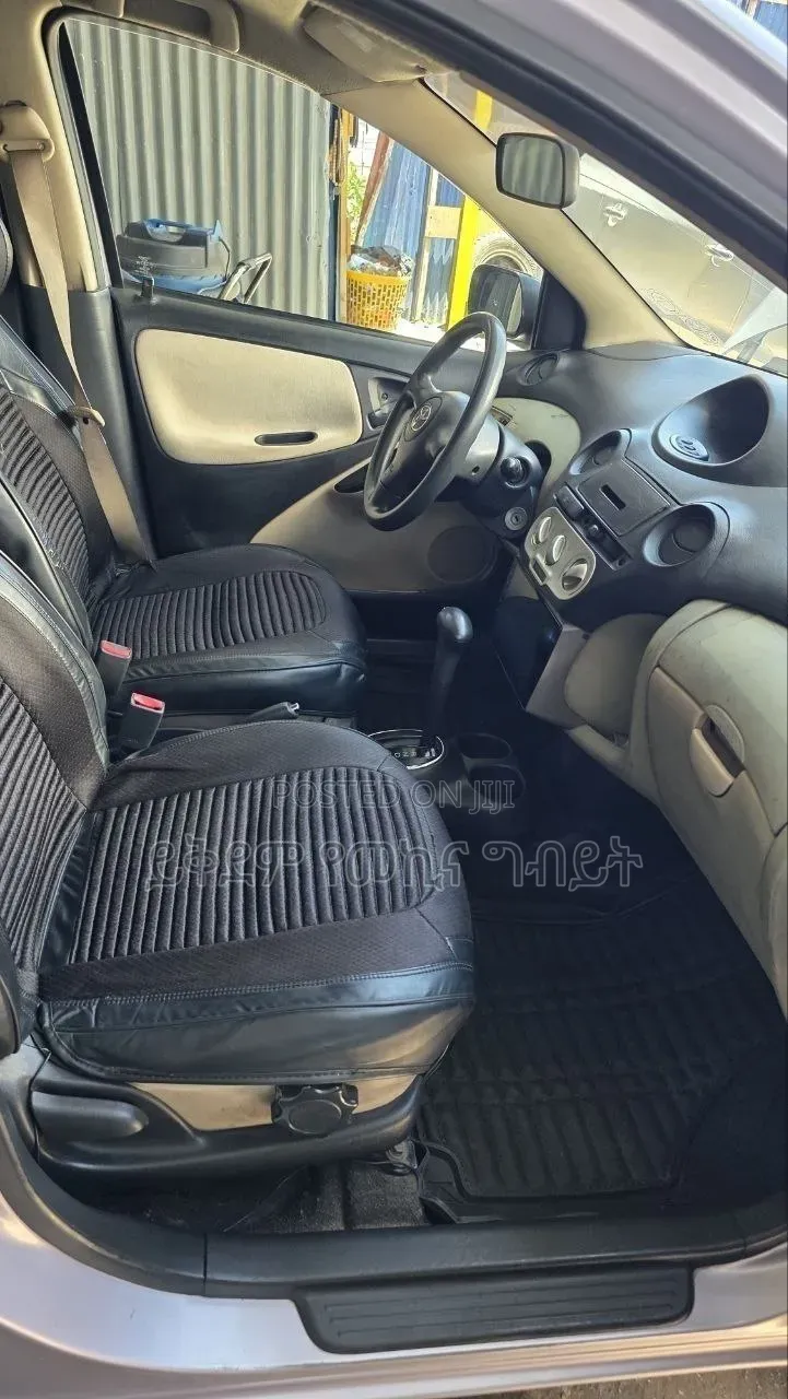 Toyota Vitz 2004 Silver