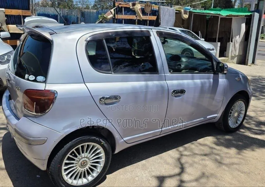 Toyota Vitz 2004 Silver