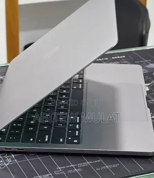 New Laptop Apple MacBook Pro 2022 M2 16GB Apple M2 SSD 256GB
