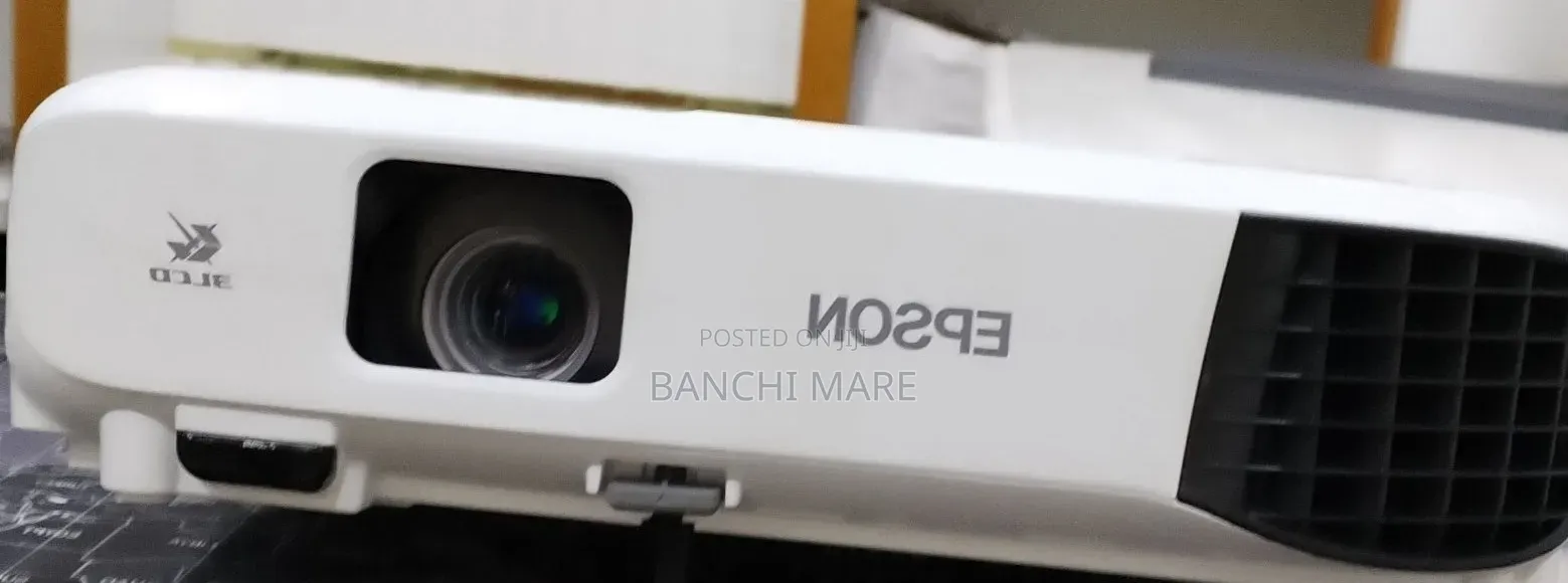 Brand New EPSON Projector With Bag , Remote Model Name: EB-E10