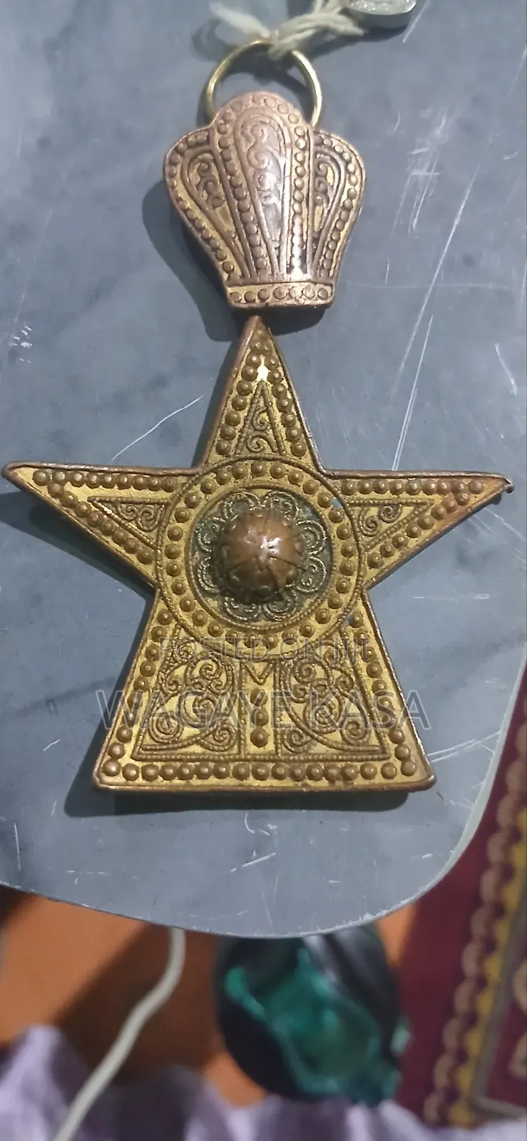 የሜዳሊያውን ፎቶዎች የሰሪው ስም (Sevadjian) ጥንታዊ ቅርፅ