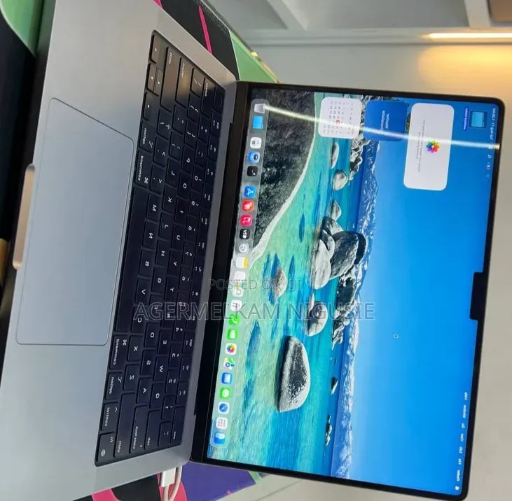 New Laptop Apple MacBook Pro 2023 M3 8GB Intel Core Ultra 7 SSD 512GB
