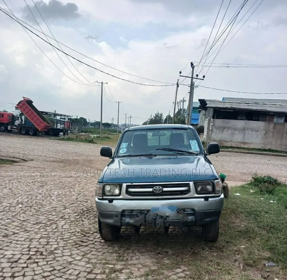 Toyota Hilux 2000 Blue