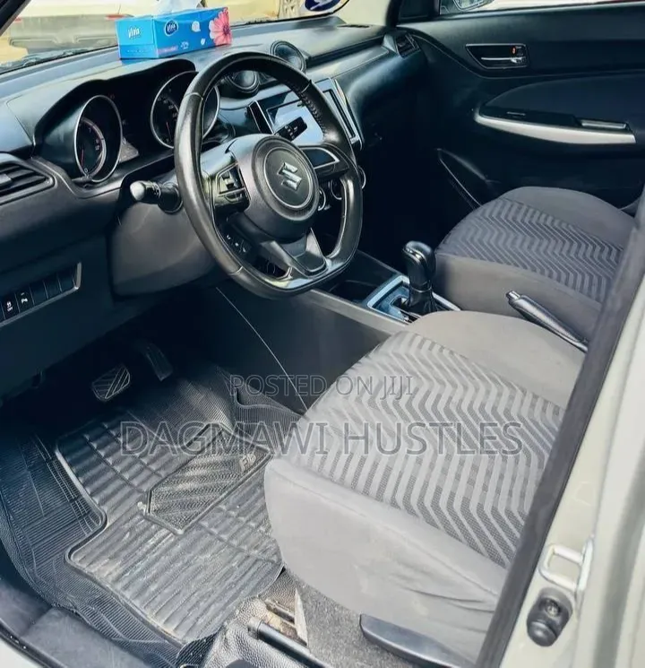Suzuki Swift 2021 Silver