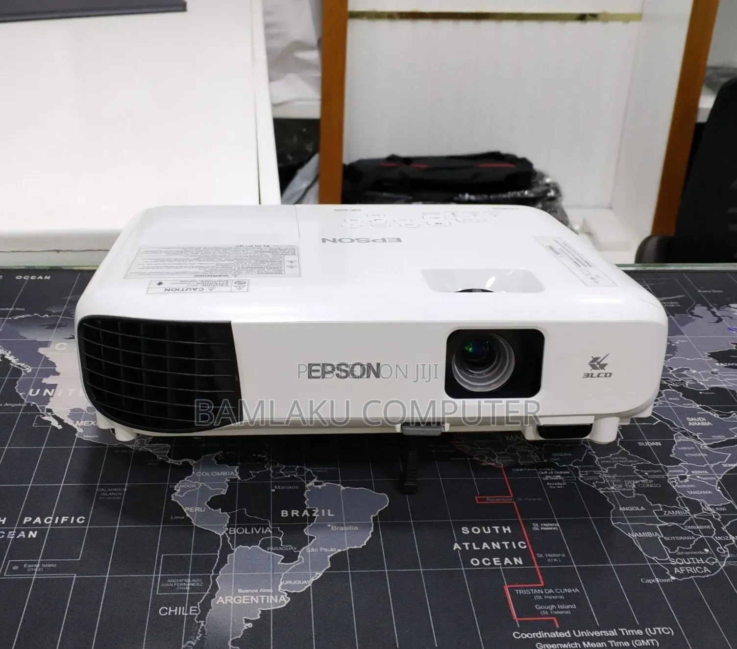 Brand New EPSON Projector With Bag , Remote 
Model Name: EB-E10