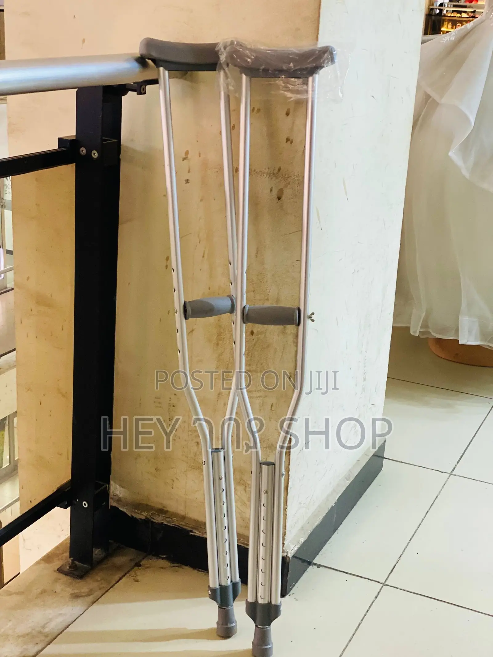 Axillary Walking Crutch ክራች ከአልሙንየም የተሰራ ቁመቱ ከፍዝቅ የሚል ጠንካራ
