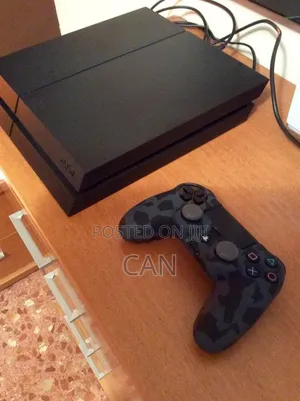 PlayStation 4 - Update Version-With 2 Joystick -5 Games Installed .