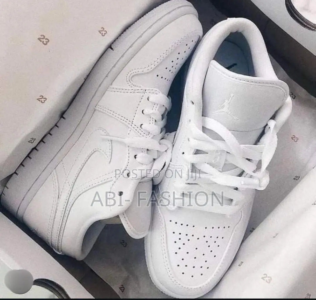 Nike Air Jordan 1Low Triple White”