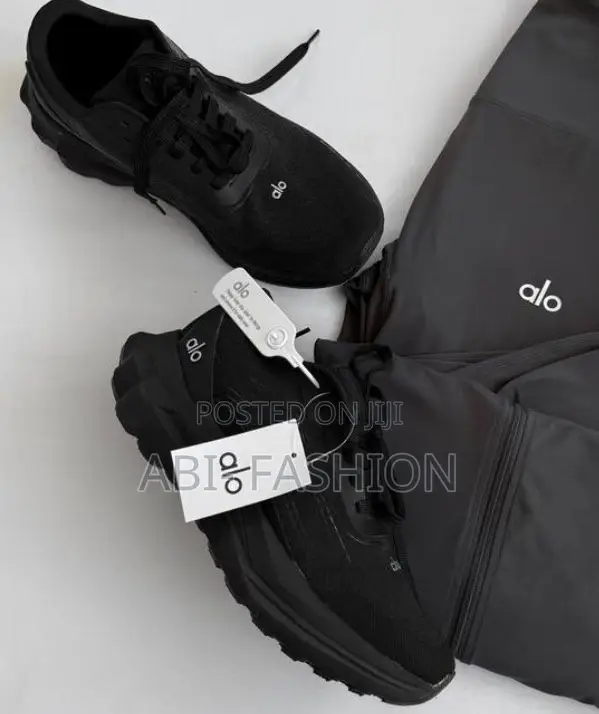 Alo Runner Yoga “Triple Black” Unisex Sneakers Elegant