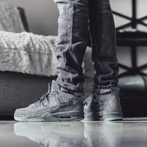 Nike Air Jordan 4 Retro X KAWS ‘Cool Unique Grey’