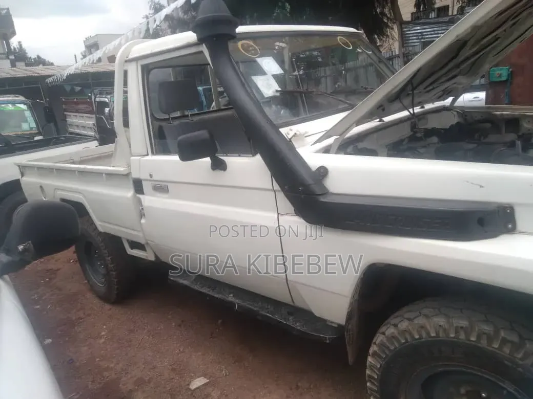 Toyota Land Cruiser 90 1997 White