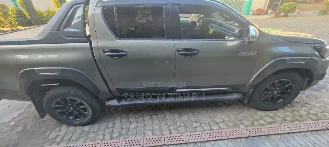 Toyota Hilux 2021 Gray