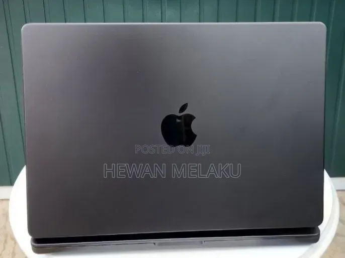 New Laptop Apple MacBook Pro 2023 M3 Pro 18GB Apple M3 Pro SSD 512GB