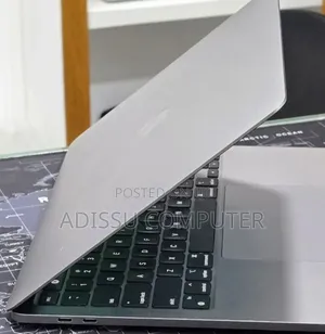 New Laptop Apple MacBook Pro 2022 M2 16GB Apple M2 SSD 256GB