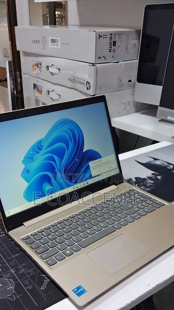 New Laptop Lenovo 8GB Intel Core i3 SSD 256GB