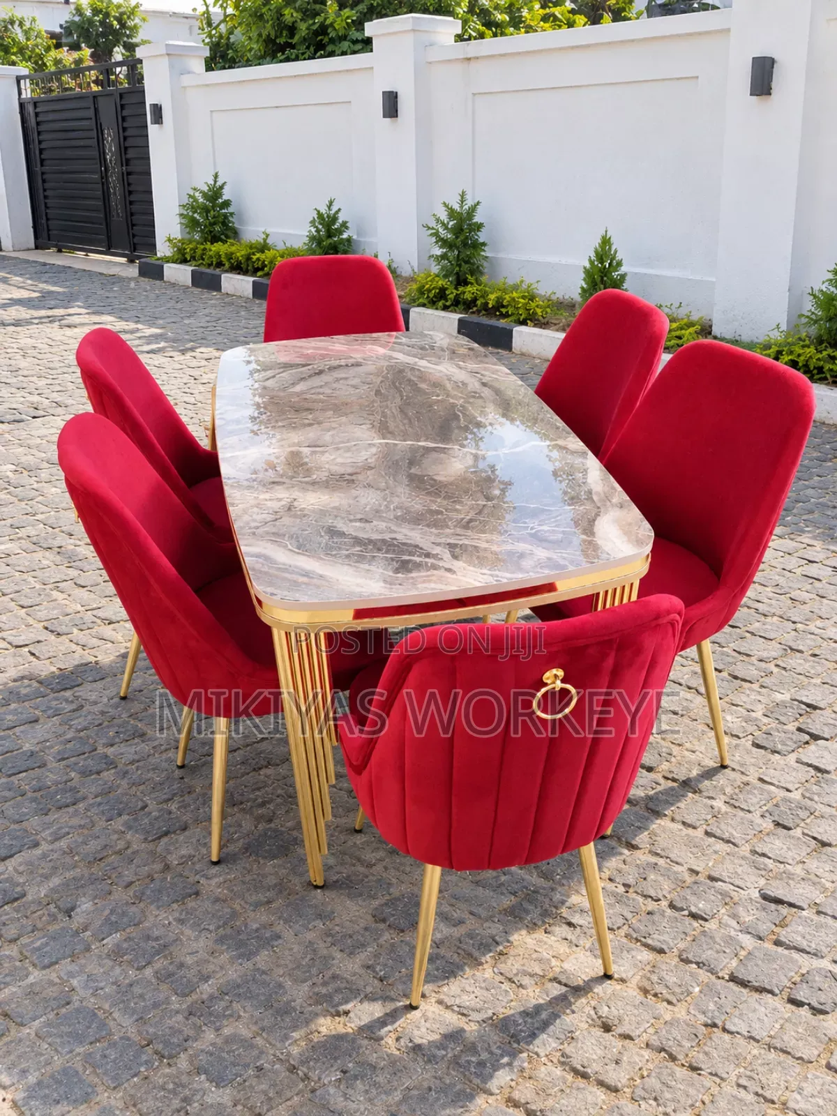 Dining Table የመመገቢያ ጠረጴዛ