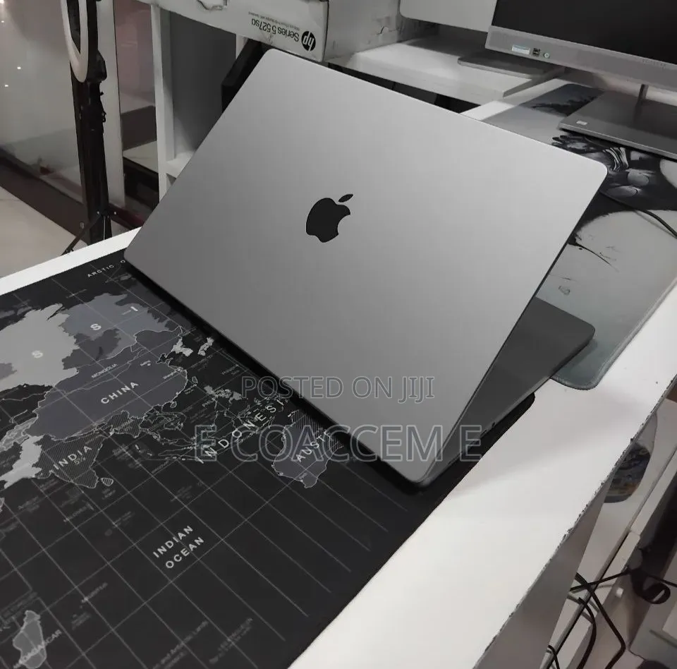 New Laptop Apple MacBook 32GB SSD 1T