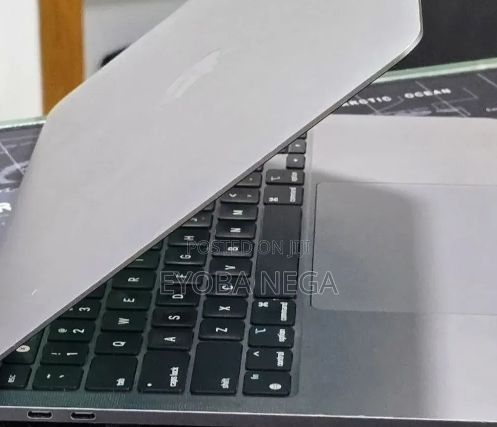 New Laptop Apple MacBook Pro 2022 M2 16GB Apple M2 SSD 256GB