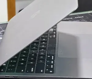New Laptop Apple MacBook Pro 2022 M2 16GB Apple M2 SSD 256GB