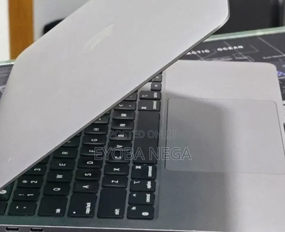 New Laptop Apple MacBook Pro 2022 M2 16GB Apple M2 SSD 256GB