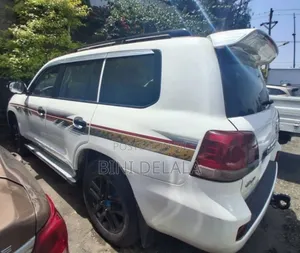 Toyota Land Cruiser 5.7 V8 2011 White