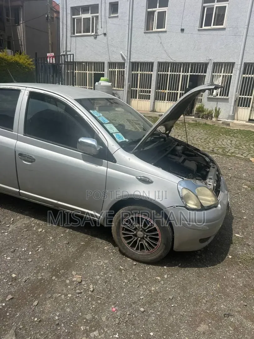 Toyota Vitz 2004 Silver
