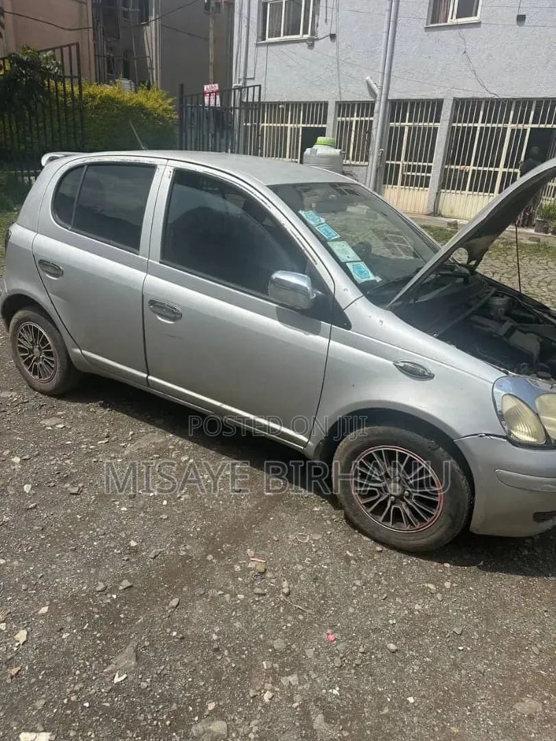 Toyota Vitz 2004 Silver