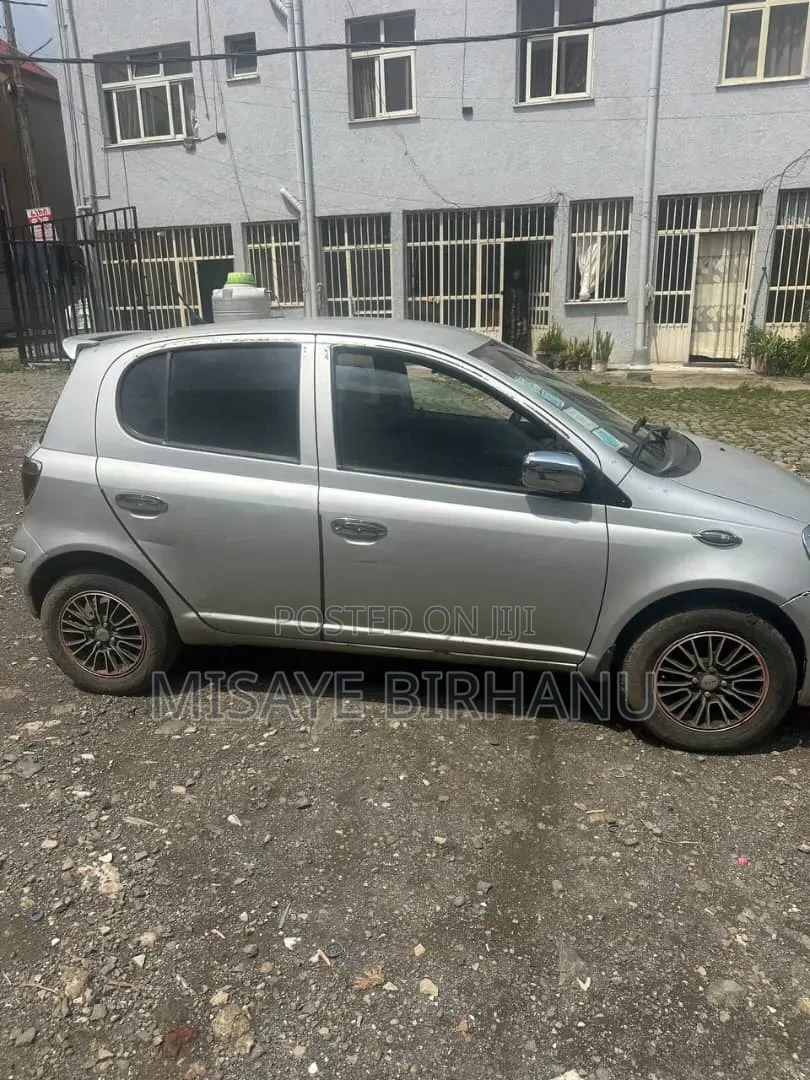 Toyota Vitz 2004 Silver