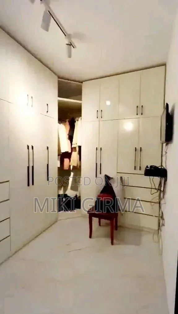 8bdrm Townhouse/Terrace in ሰሚት, Bole for sale