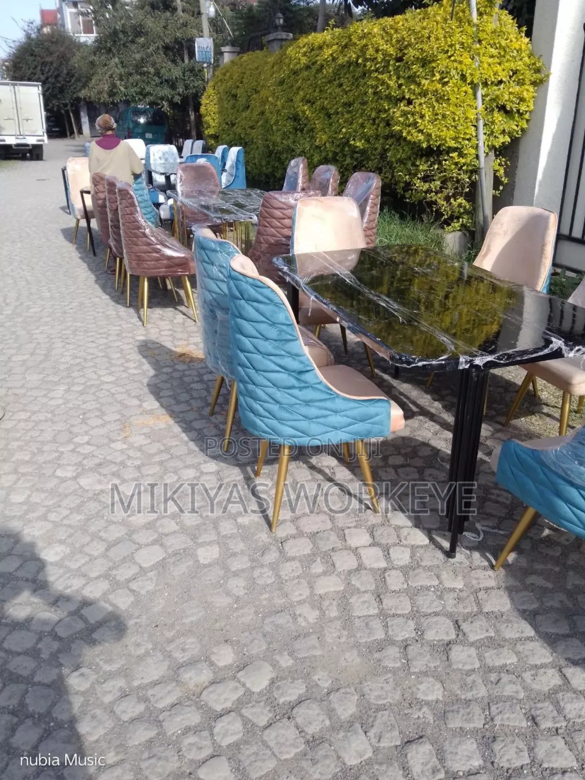 Dining Table የመመገቢያ ጠረጴዛ