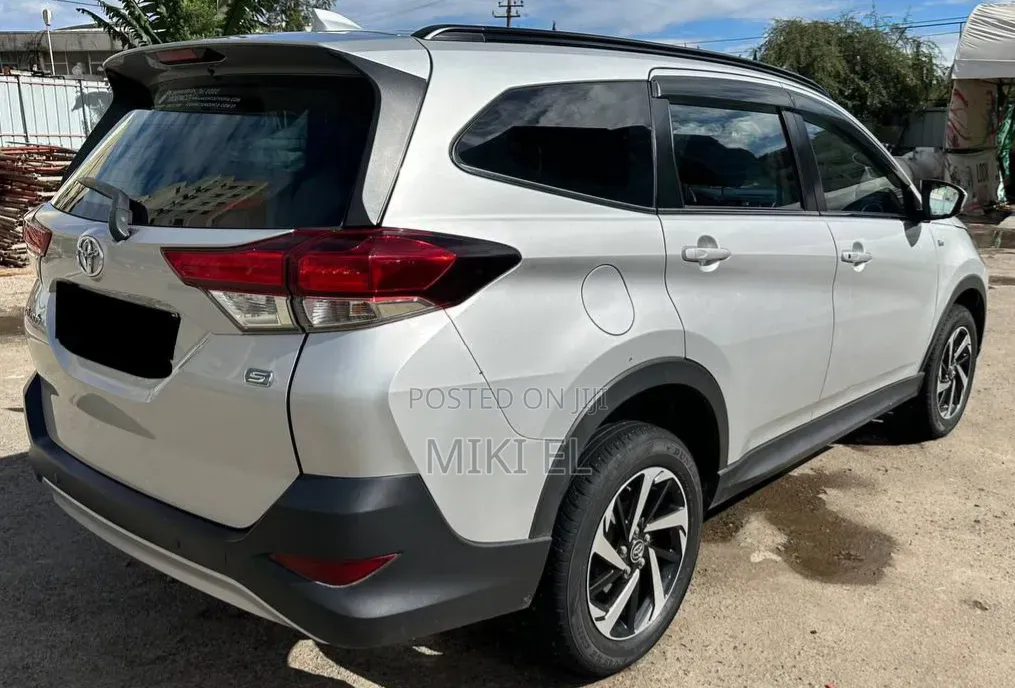 Toyota Rush 2023 Silver