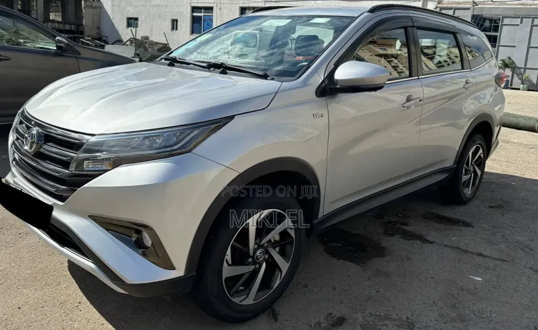 Toyota Rush 2023 Silver